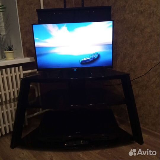 Стеклянная тумба под тв