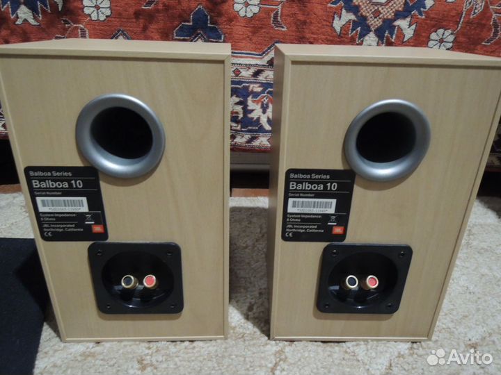 Акустические колонки JBL полочные