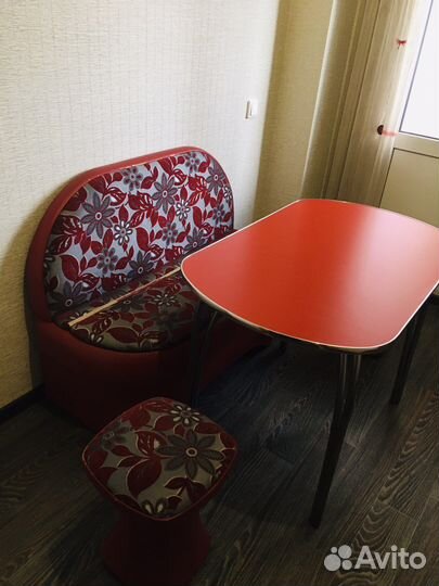 Кухонный уголок со столом и стульями