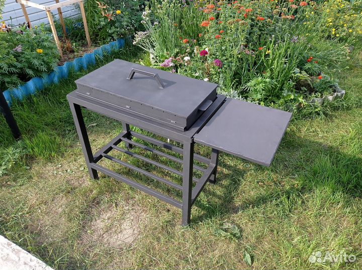 Мангал с крышкой и боковым столиком