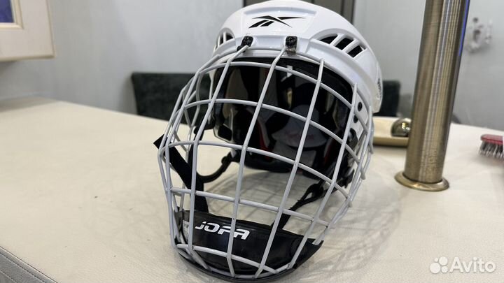 Хоккейный шлем