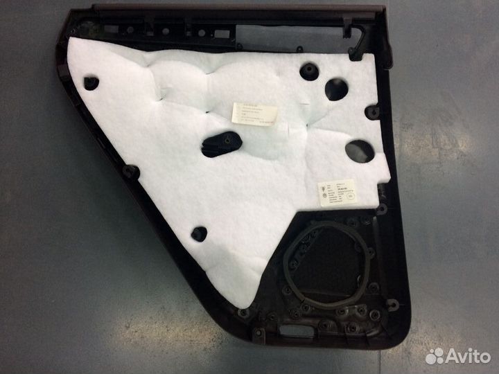 Обшивка задней правой двери VW touareg 2010-2018