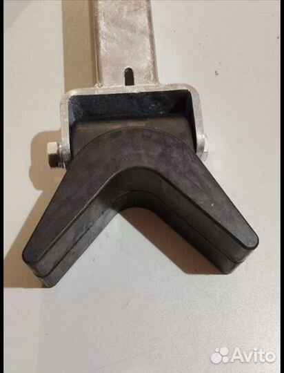 Килевый упор на лодочный прицеп