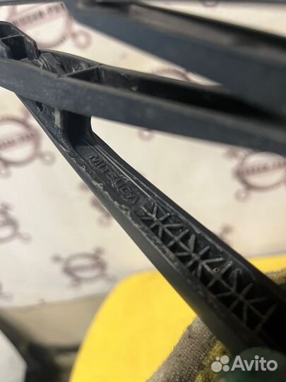 Ниссан Patrol Y62 Поводок стеклоочистителя задний