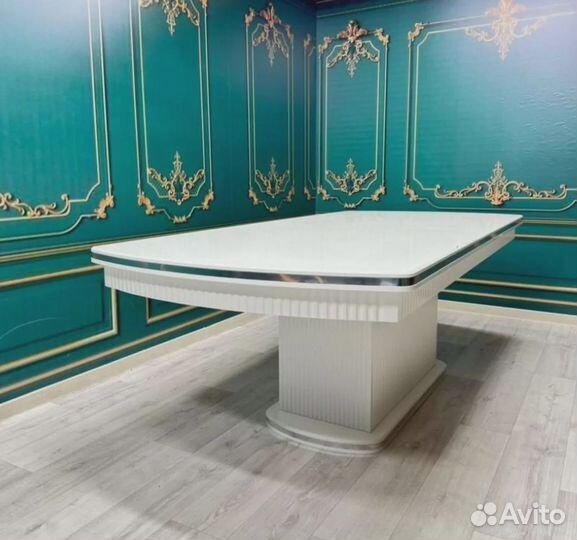 Кухонный стол и стулья в комплекте