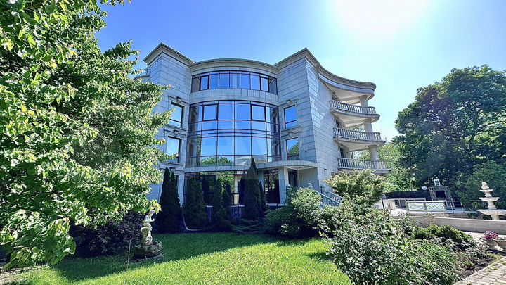 Дом 1550 м² на участке 12 сот.