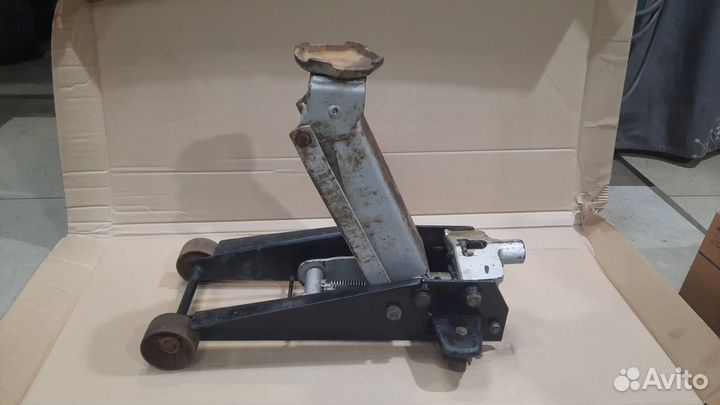 Домкрат подкатной шиномонтажный