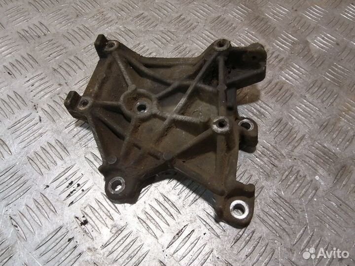 Кронштейн компрессора кондиционера Mitsubishi Lanc