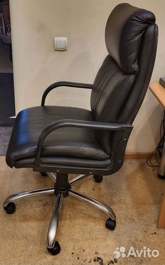 Офисное кожаное кресло бу