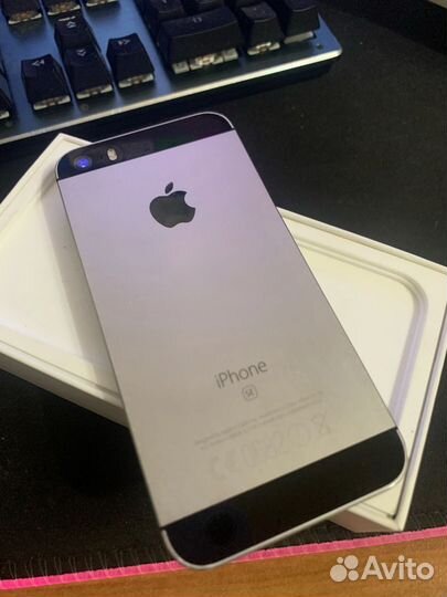 Телефон iPhone SE
