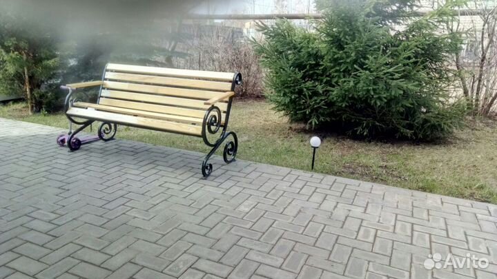 Скамейка с подлокотниками