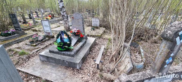 Уборка могил на кладбище