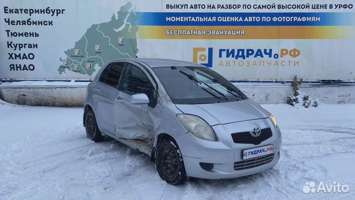 Накладка стекла заднего левого Toyota Yaris (XP90)