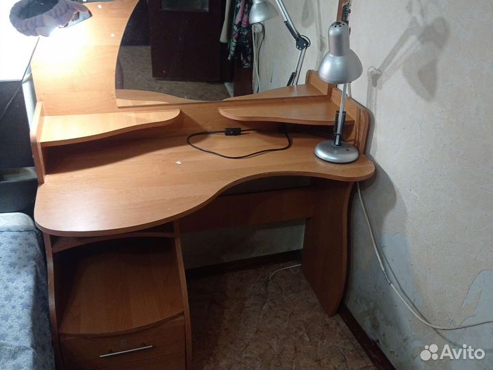 Косметический столик с зеркалом бу