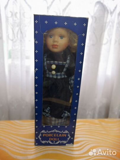Фарфоровая кукла