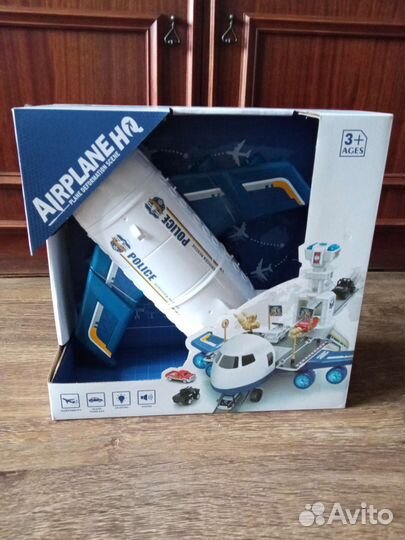 Самолет с машинами, свет и звук