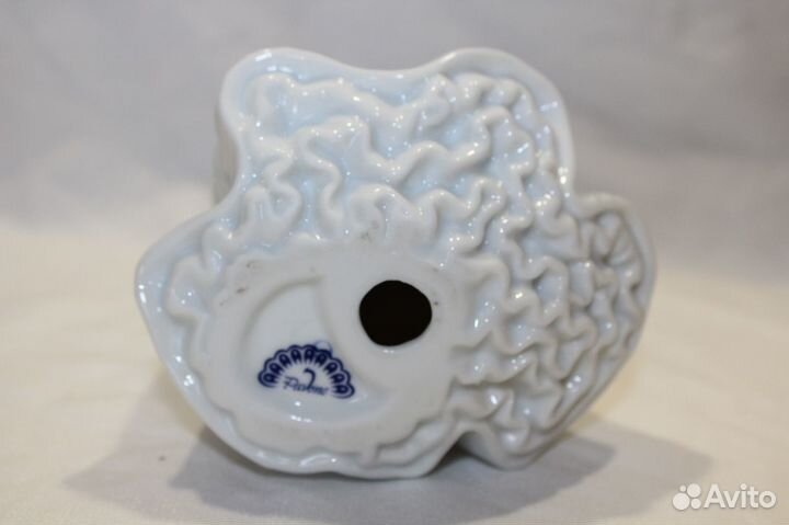 Фигурка фарфоровая 