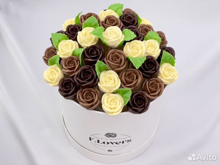 Шоколадные розы в коробке