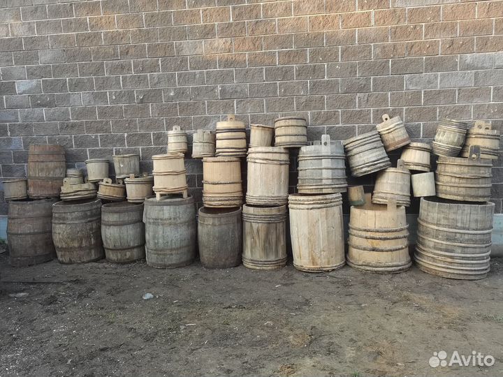 Старинные деревянные бочки, кадушки, жбаны, ведра