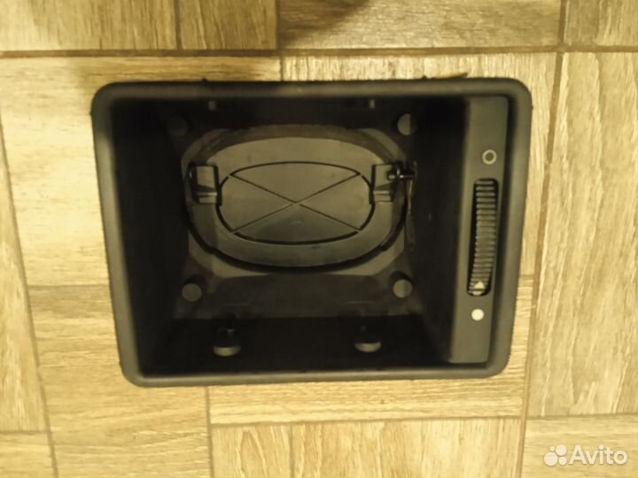 Левый дефлектор обдува в торпедо Audi 200 C3