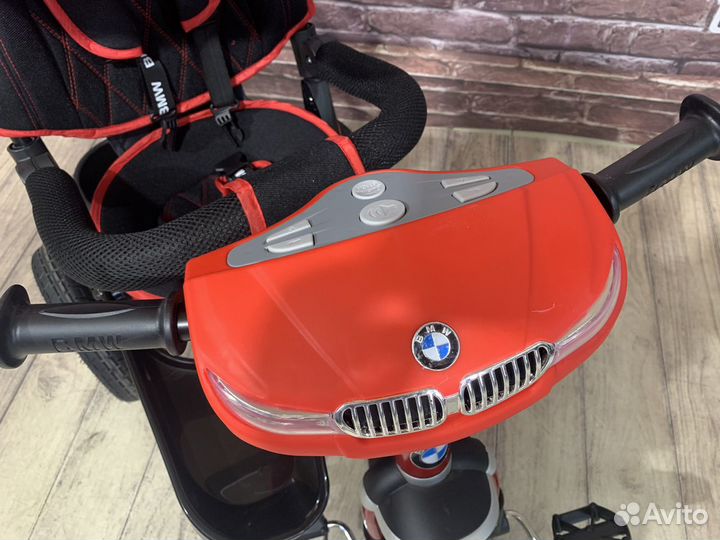 Трехколесный велосипед с ручкой BMW