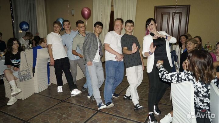 Ведущая и диджей