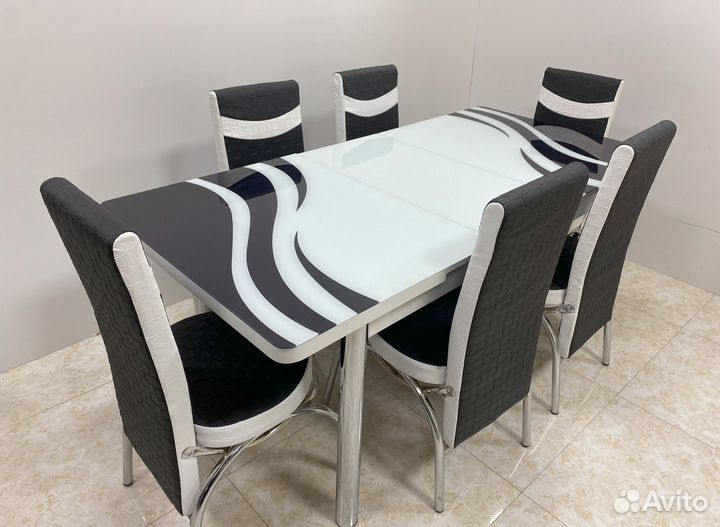 Кухонный стол и стулья новые
