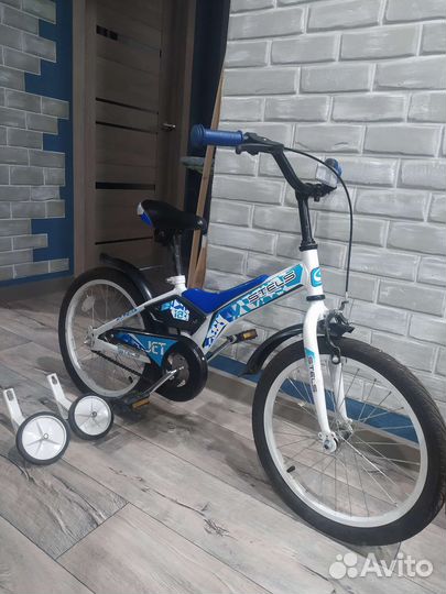 Велосипед с дополнительными колесами Stels Jet 18