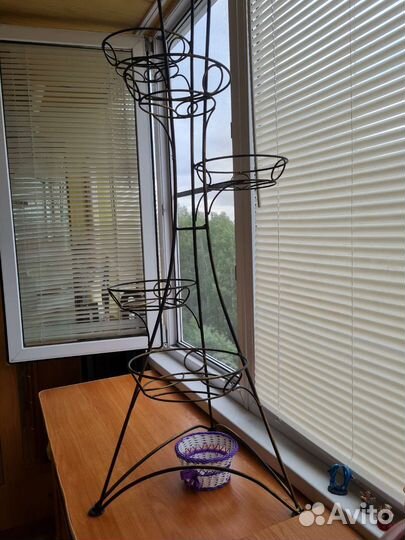 Подставка под цветы металлическая