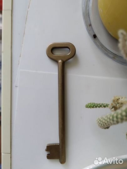 Ключи старинные и 2 шт. из цветмета