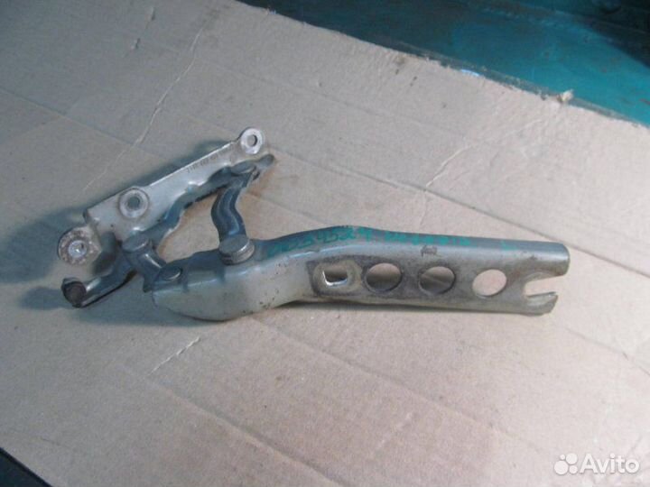 Петля капота левая Skoda Octavia A5 2004-2013