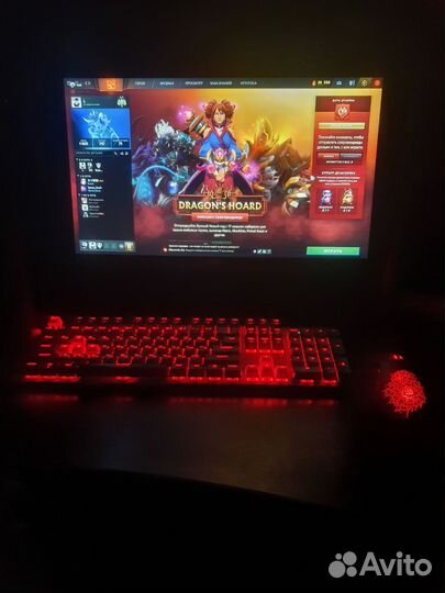 Игровой компьютер с монитором и клавиатурой