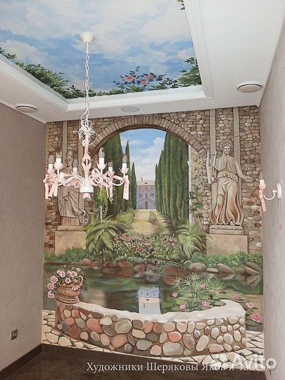 Барельефы или объемная роспись стен в интерьерах.