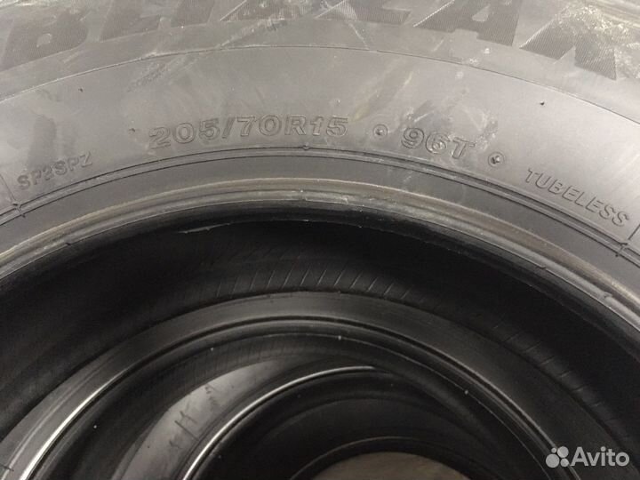 Bridgestone Blizzak Spike-02 SUV 205/70 R15 96T