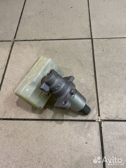 Главный тормозной цилиндр Mercedes-Benz W220