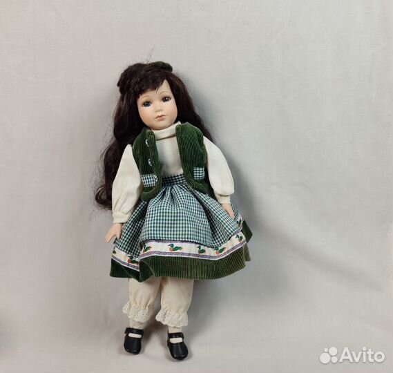 Кукла фарфоровая