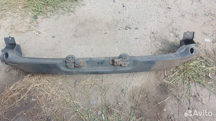 Mitsubishi l200 4 усилитель переднего бампера