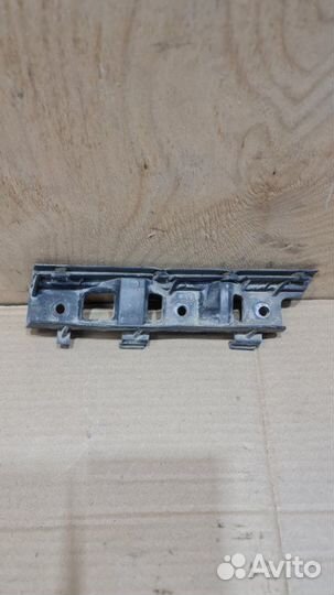 Кронштейн бампера левый Volkswagen Passat B6