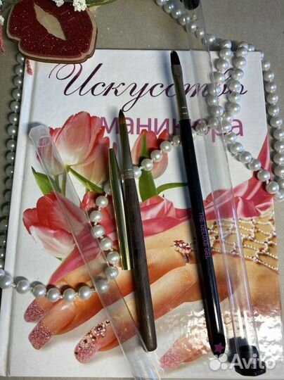 Кисти для маникюра + книга 