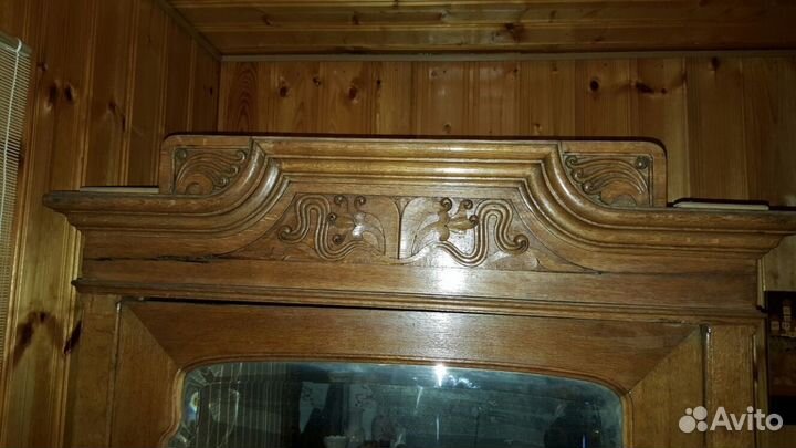 Шкаф антикварный с зеркалом цельное дерево