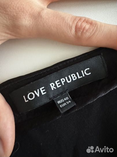 Кофта с открытым плечом юбка атласная