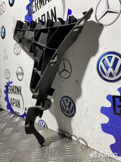 Направляющая заднего бампера правая Audi A4 B7