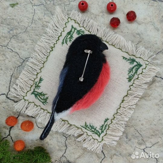 Брошь снегирь из шерсти