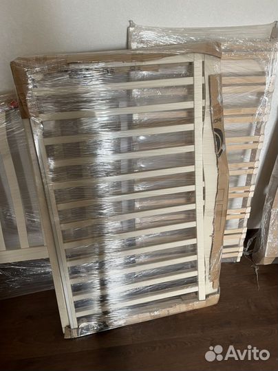 Детская кроватка с маятником и ящиком