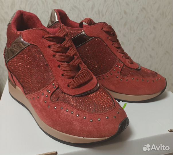 Кроссовки женские