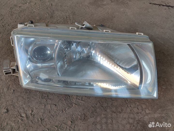 Фара правая Skoda Octavia Tour (крепления сломаны)