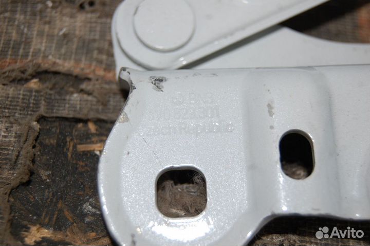 Петля капота левая - Skoda Superb 3