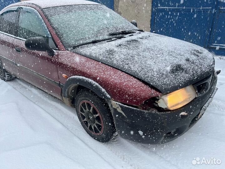 Mitsubishi Carisma 1.8 МТ, 1997, битый, 300 000 км