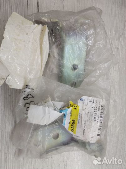 Автомобильные петли (один комплект) на переднюю дв