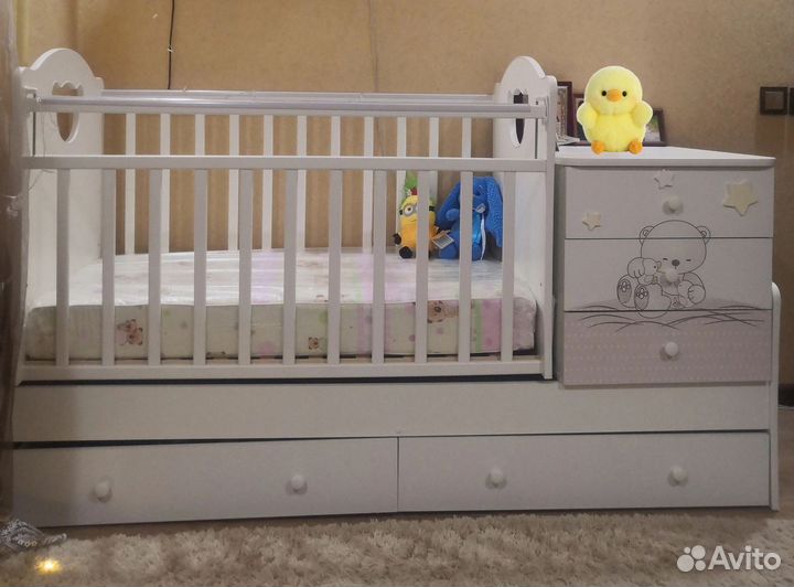 Детская кроватка с маятником и ящиками
